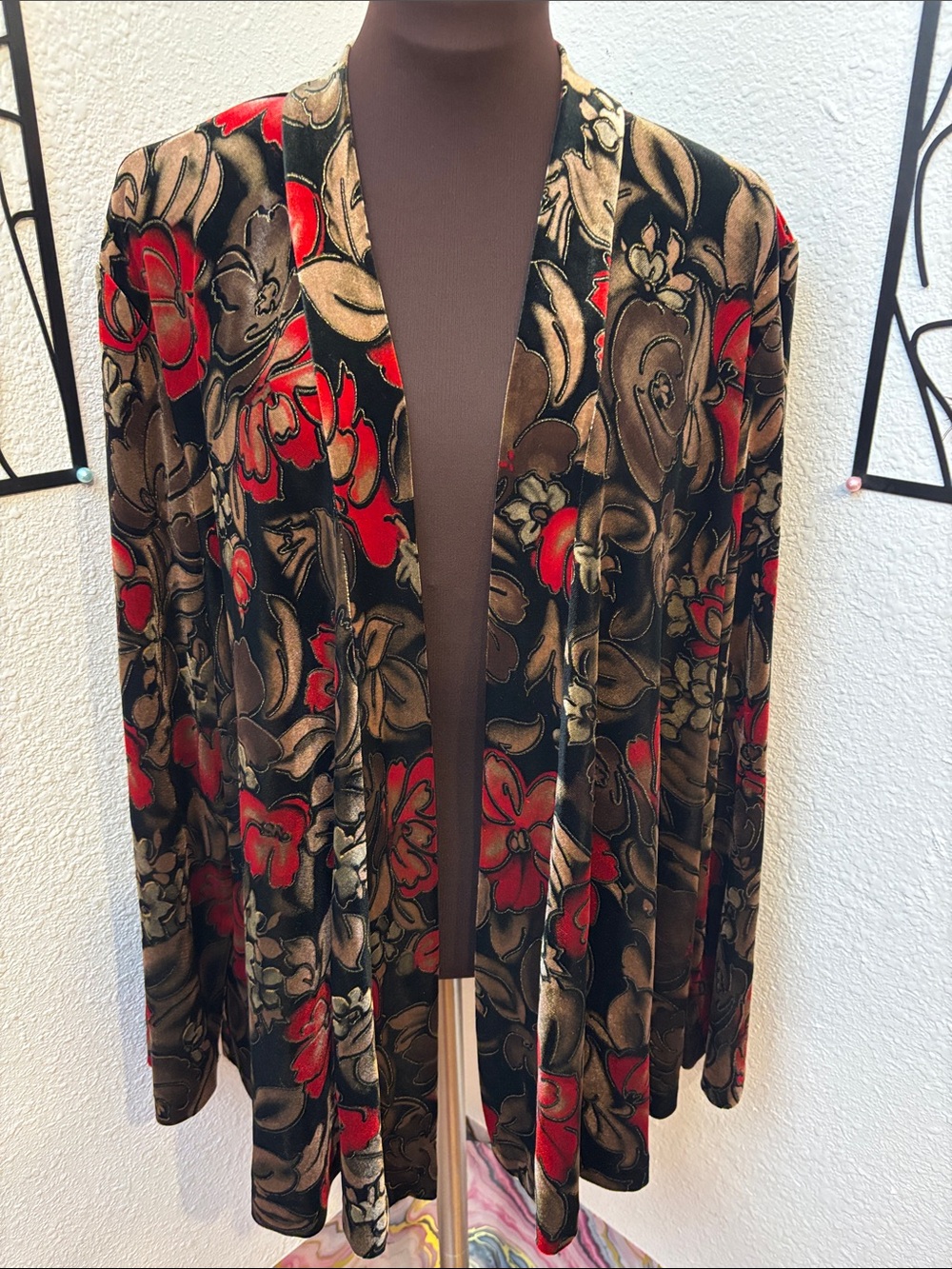 Vintage 1980’s Willow Ridge black red and brown floral velvet cardigan Size L
